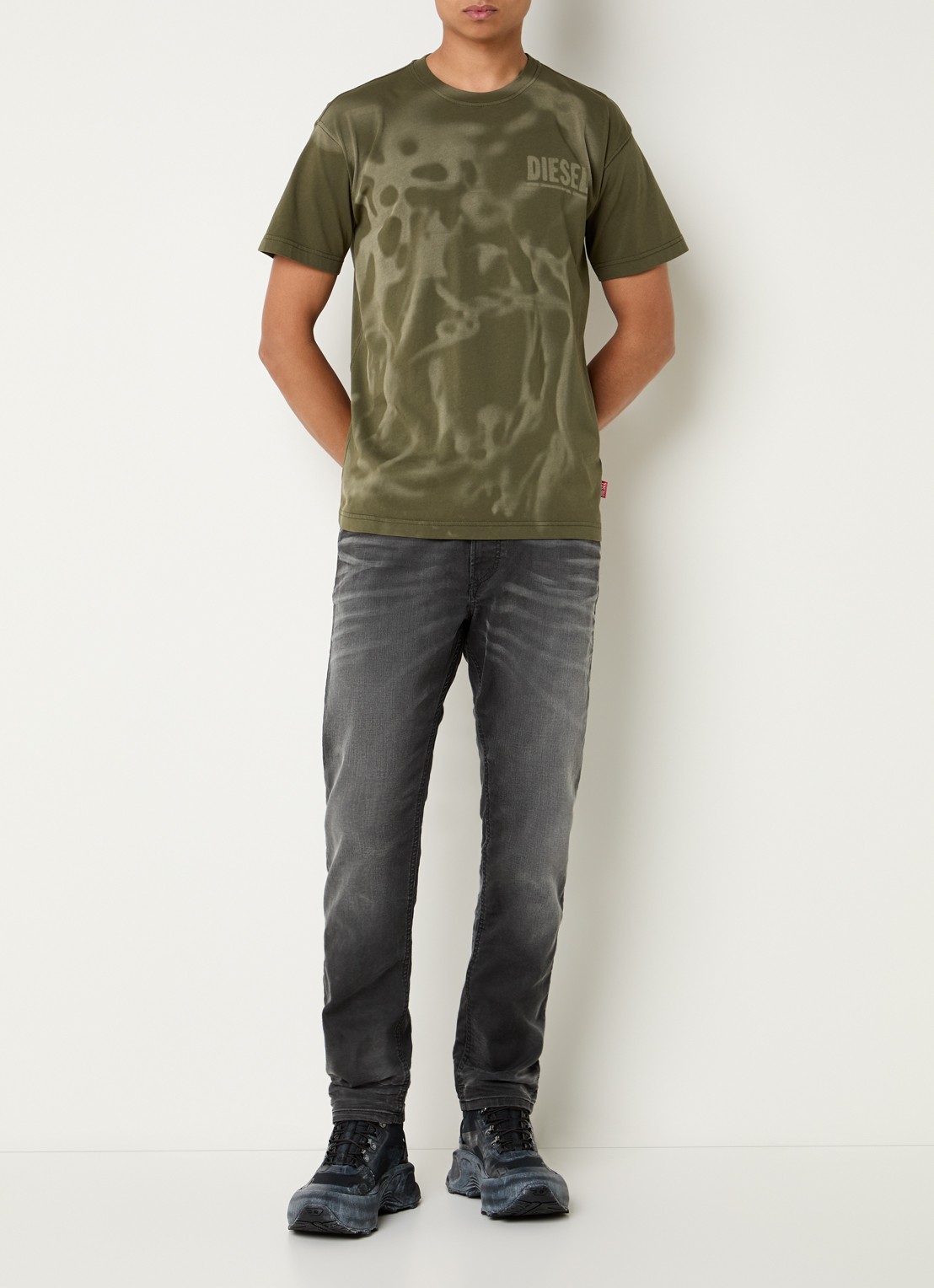 Diesel T-Norm-V7 T-shirt met print en logo - voorkant 4 groen