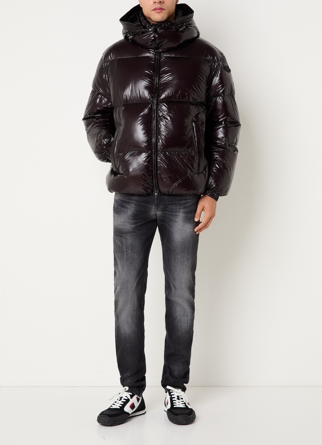 Diesel W-ROLFYS-WRD-BKCP puffer jack met donsvulling en glanzende finish - voorkant 4 zwart
