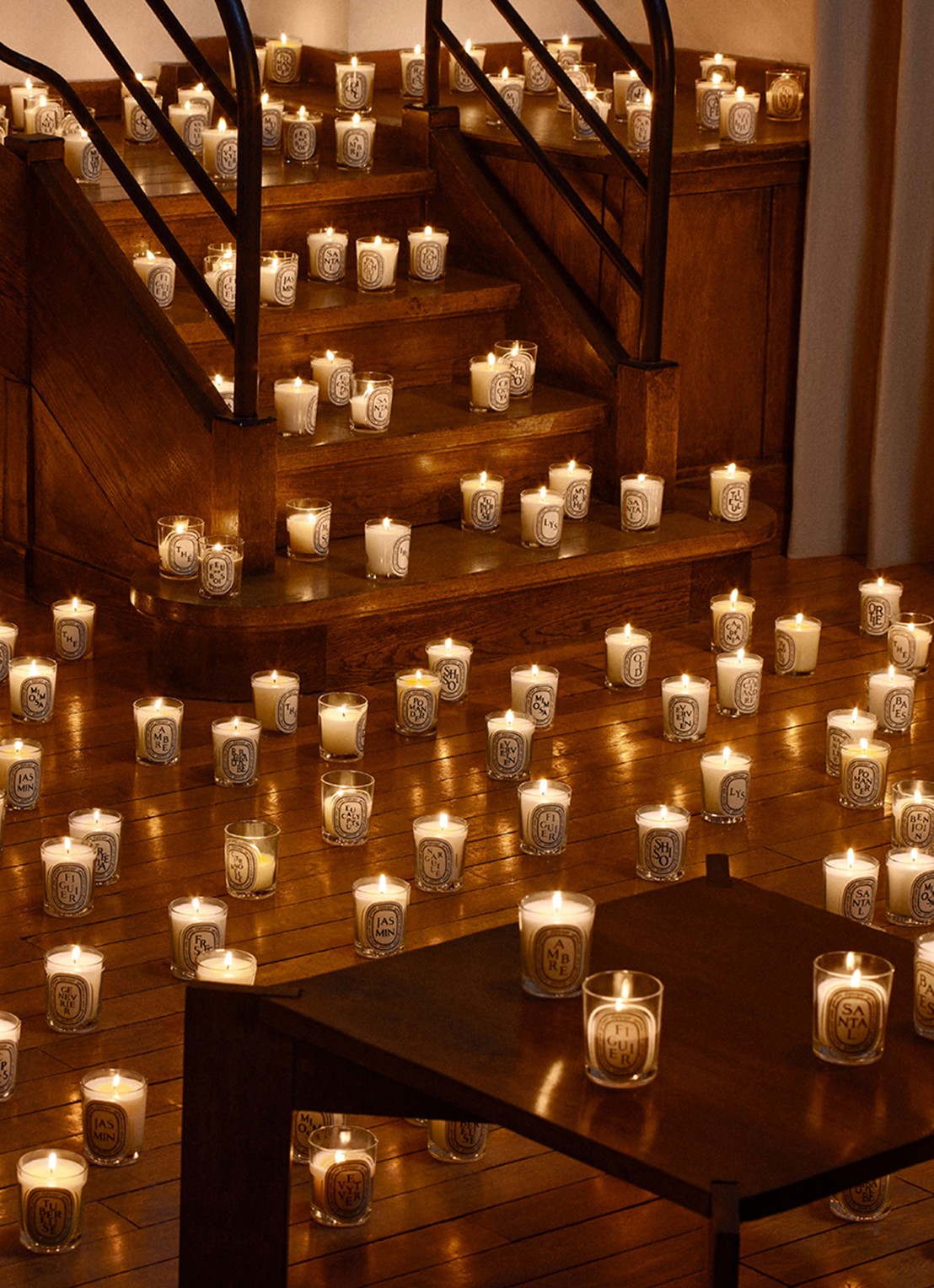 DIPTYQUE Noisetier Classic geurkaars 190 gram - detail 2 beige