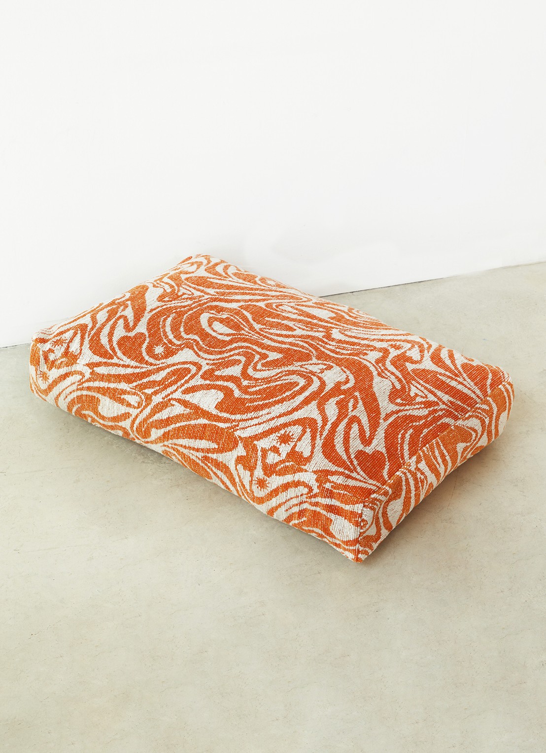 DOGGUO Swirl hondenmand met print 105 x 65 cm - detail 2 oranje