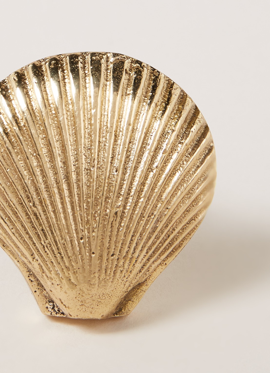 Doing Goods Abby Shell enkele kapstokknop van messing - detail goud