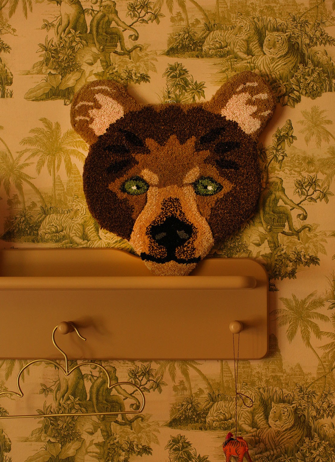 Doing Goods Archie Geruite Beer Dierenkop hanger - detail 4 bruin