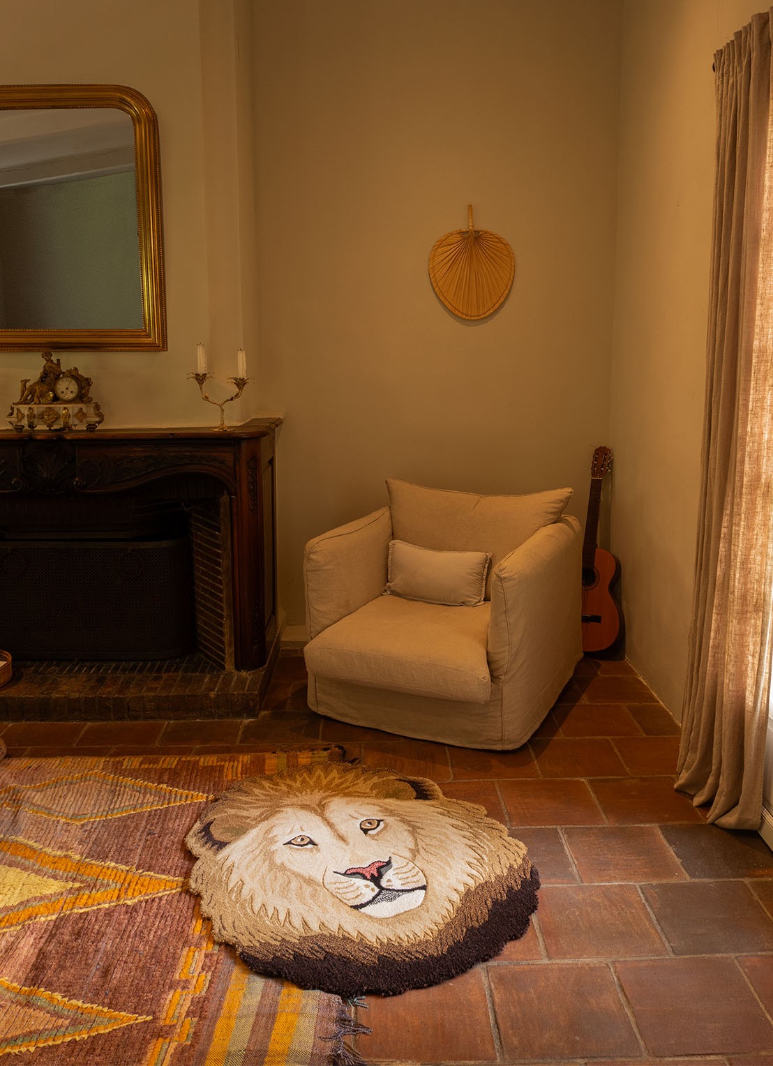 Doing Goods Ari Lion Head vloerkleed 95 x 113 cm - achterkant lichtbruin