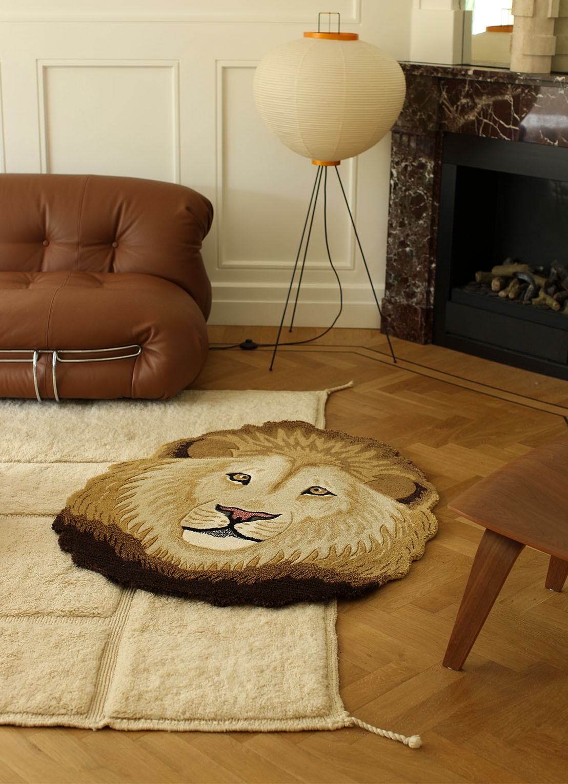 Doing Goods Ari Lion Head vloerkleed 95 x 113 cm - voorkant 3 lichtbruin