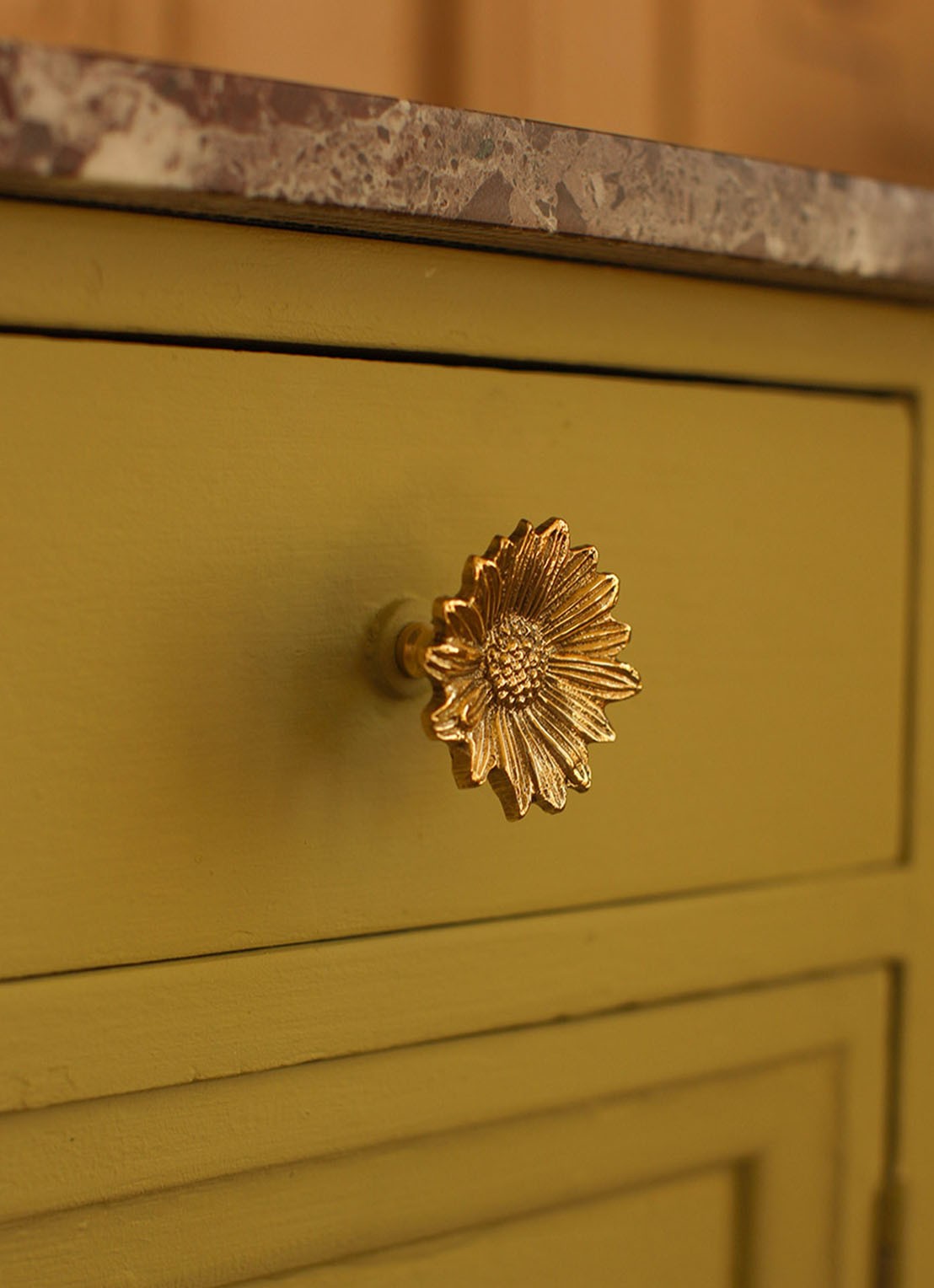 Doing Goods Breezy Daisy deur- en kastknop 4 cm - detail 3 goud