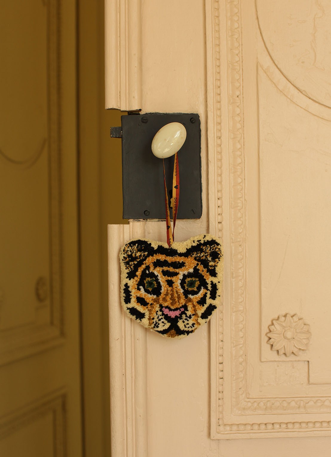 Doing Goods Cloudy Tiger Cub hanger 18 cm - detail oranje