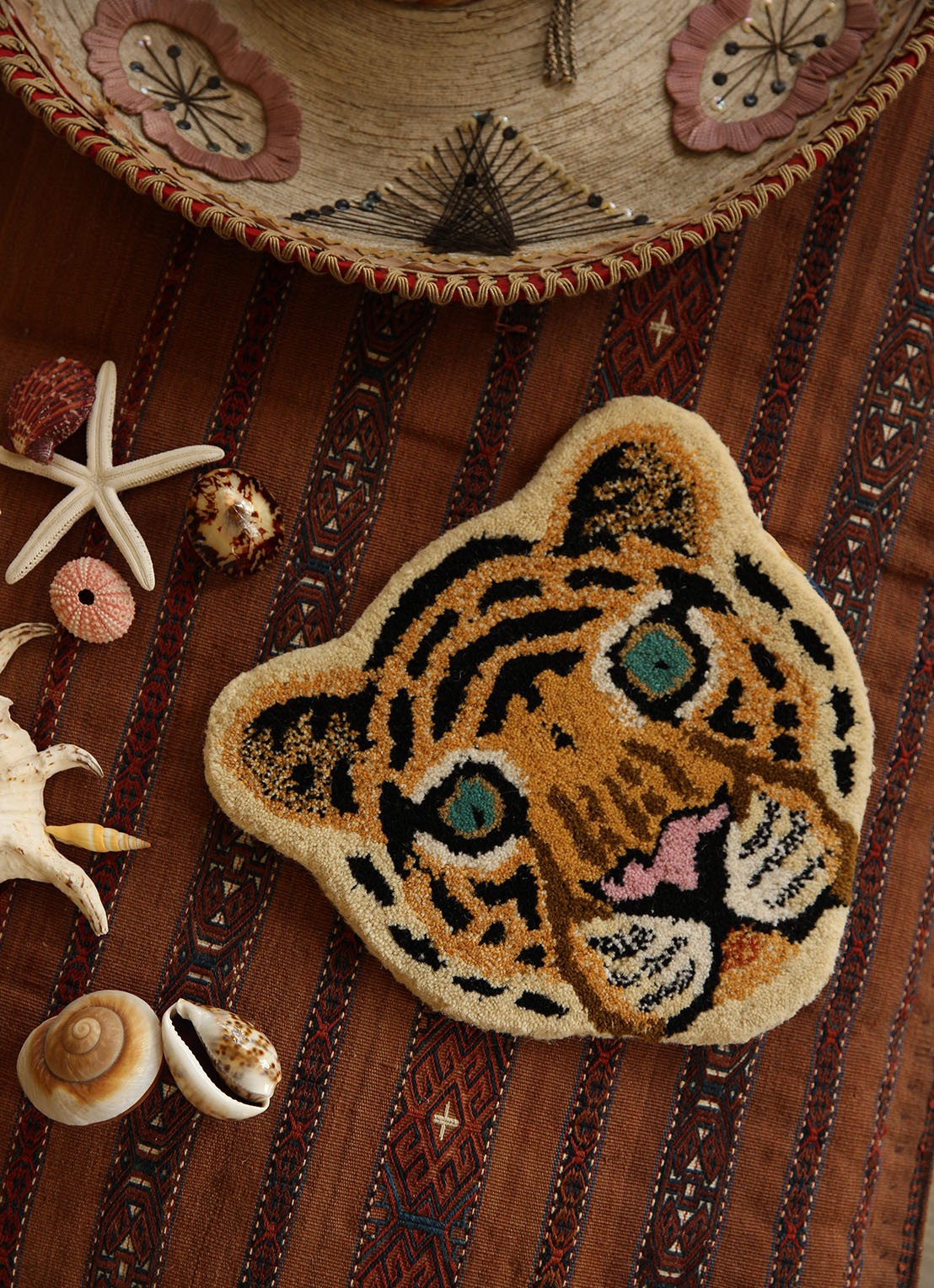 Doing Goods Cloudy Tiger Head voetenkleed 32 x 30 cm - detail oranje