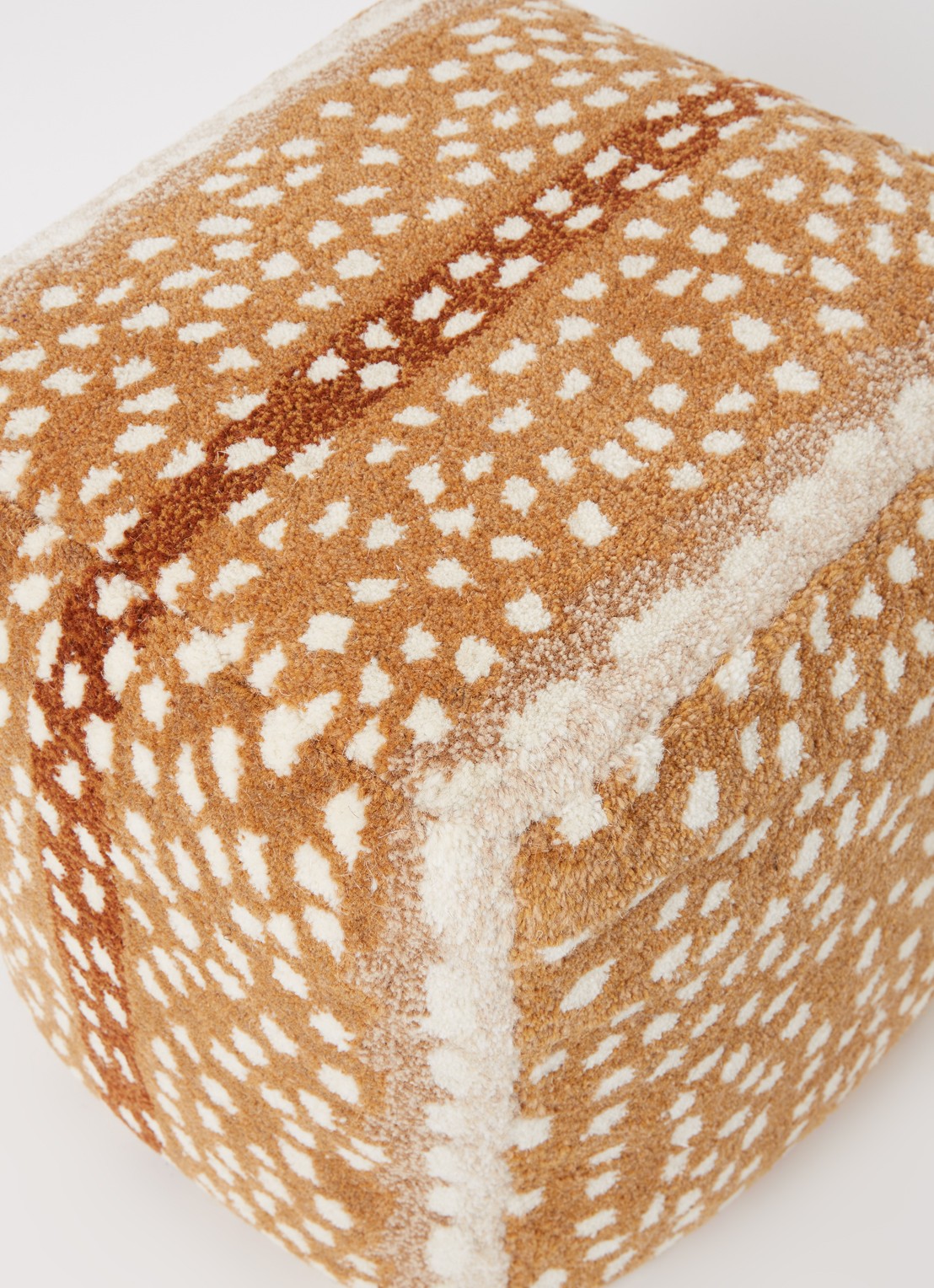 Doing Goods Fawn poef small 50 cm - detail 3 lichtbruin