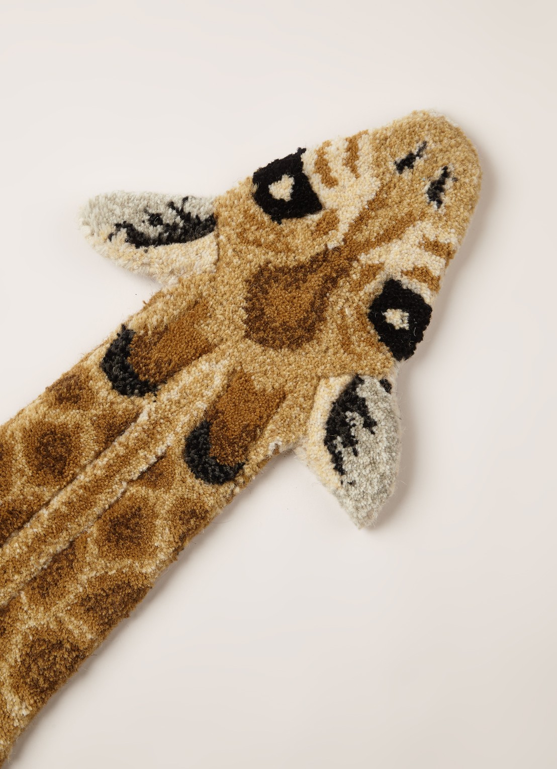 Doing Goods Gimpy Giraffe Small vloerkleed 120 x 64 cm  - detail 3 bruin