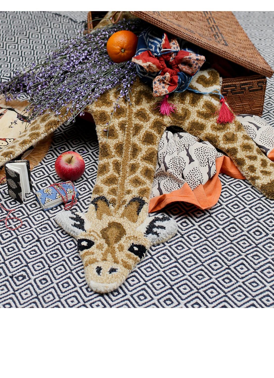 Doing Goods Gimpy Giraffe Small vloerkleed 120 x 64 cm  - voorkant 2 bruin