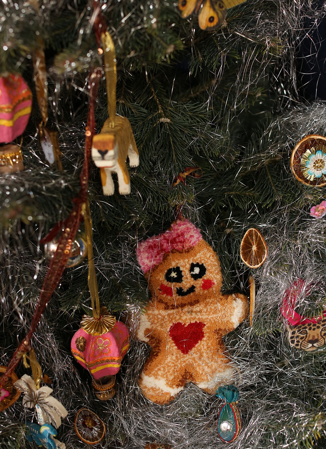 Doing Goods Ginger Bread hanger - detail bruin