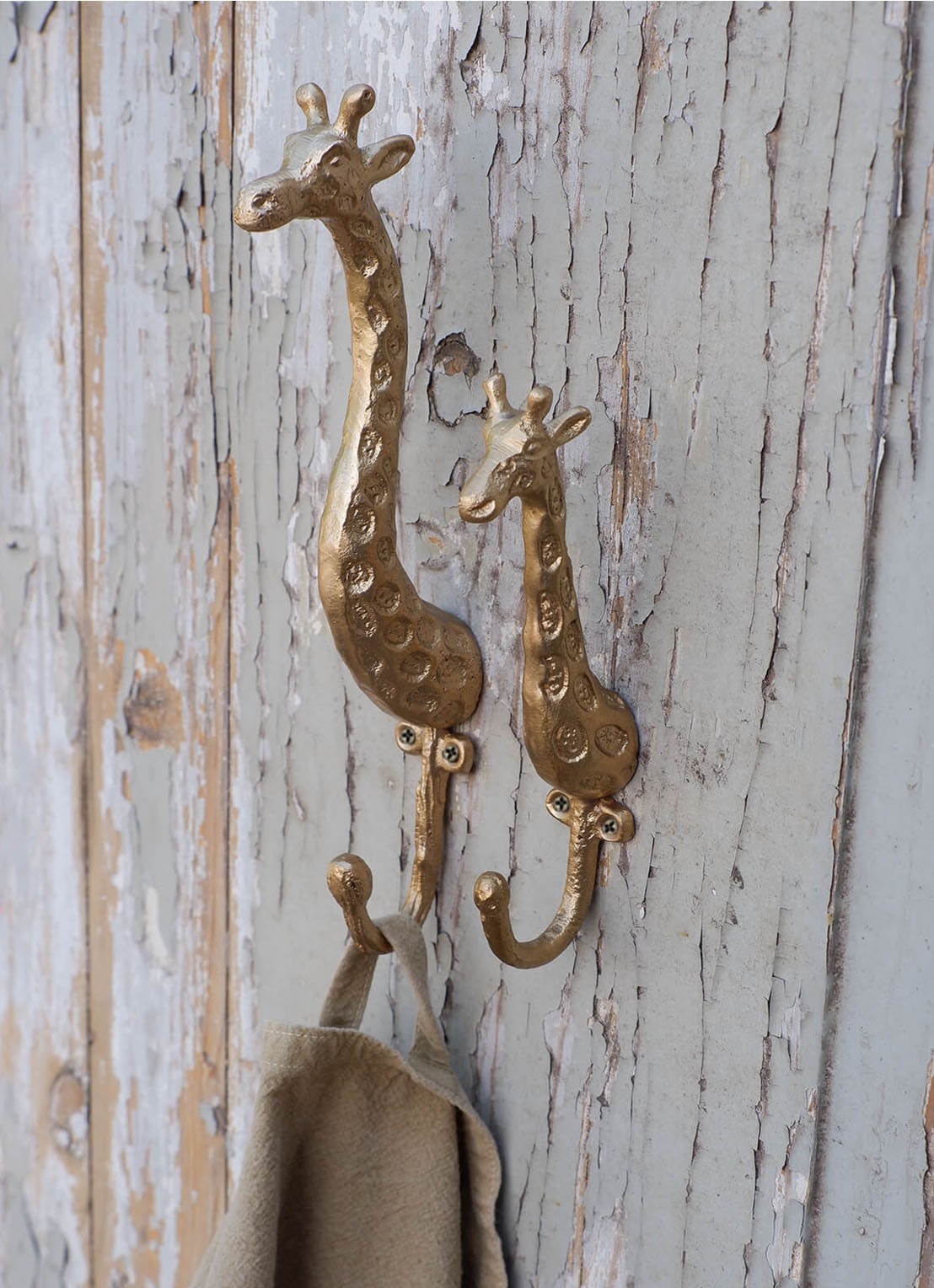 Doing Goods Gloria Baby Giraffe wandhaak 14,5 cm - voorkant 2 messing