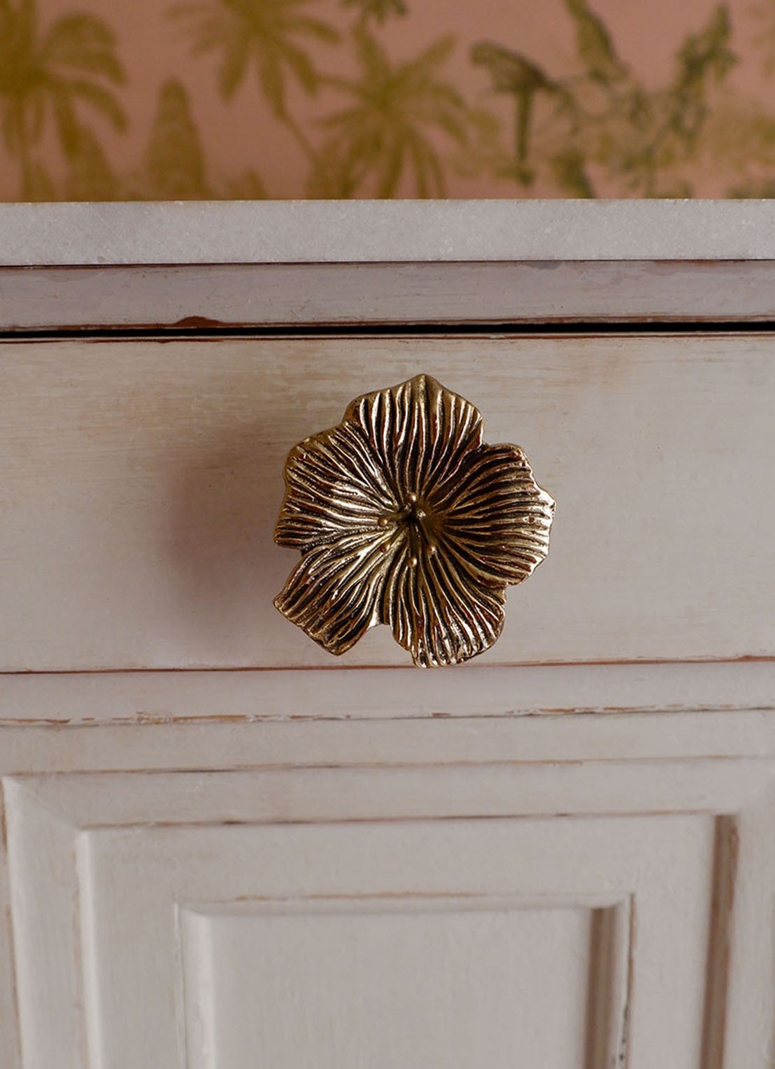 Doing Goods Hibiscus deurknop - detail 3 goud