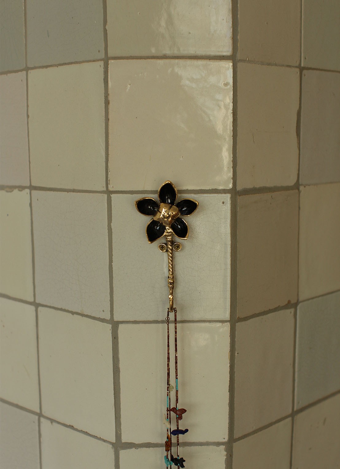 Doing Goods Liv Flower wandhaak 13 cm - detail 2 brons