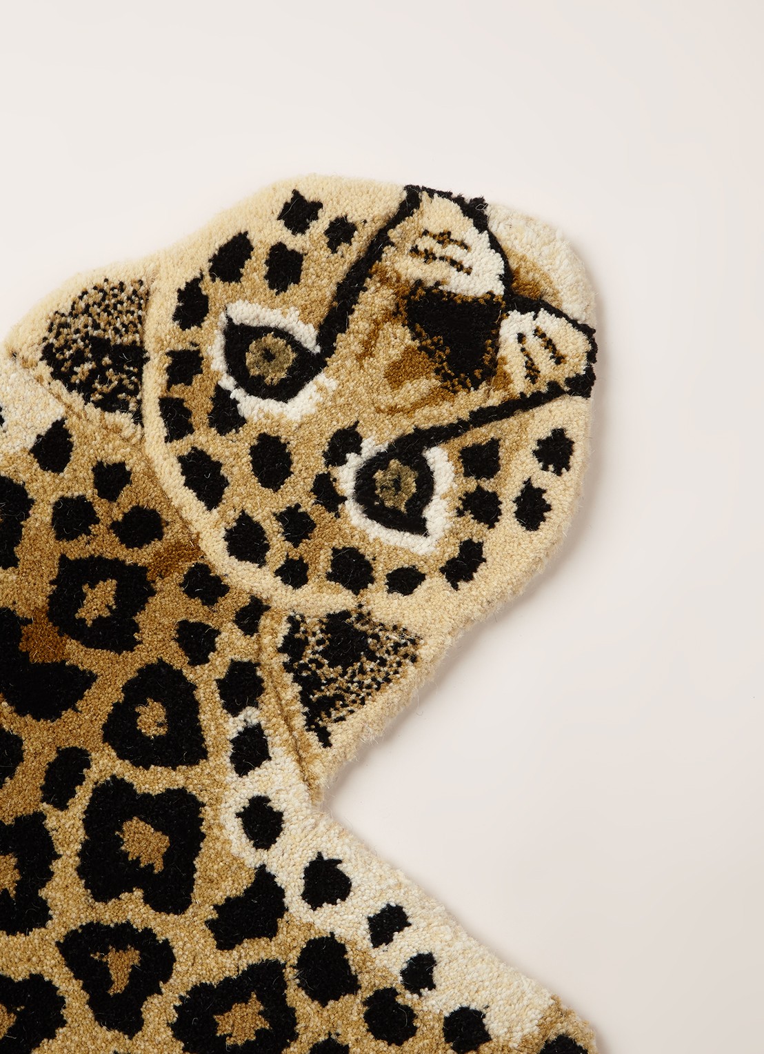Doing Goods Loony Leopard Small kleed 92 x 62 cm - voorkant beige