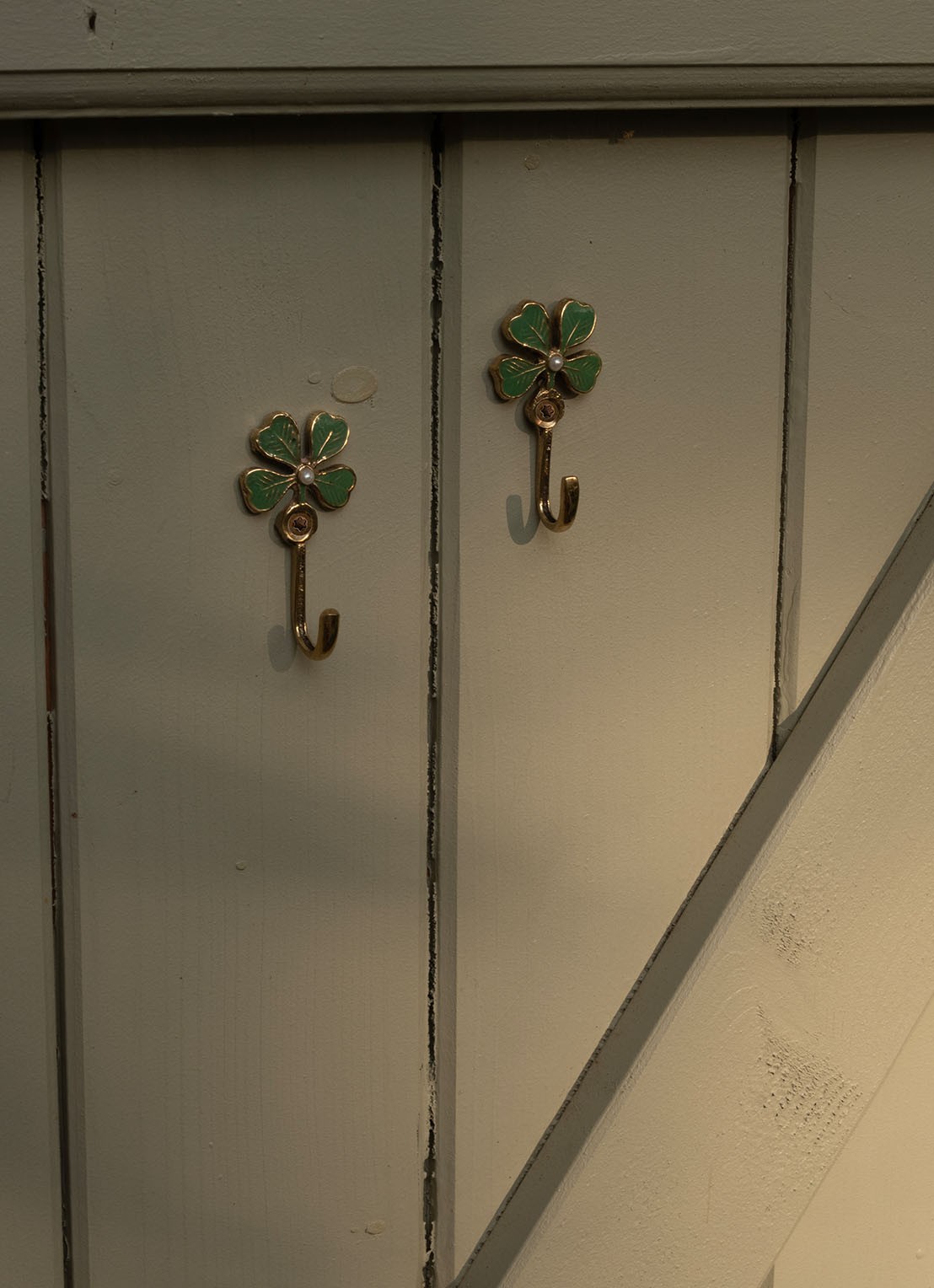 Doing Goods Lucky Clover Mini wandhaak 5,3 cm - voorkant 3 goud