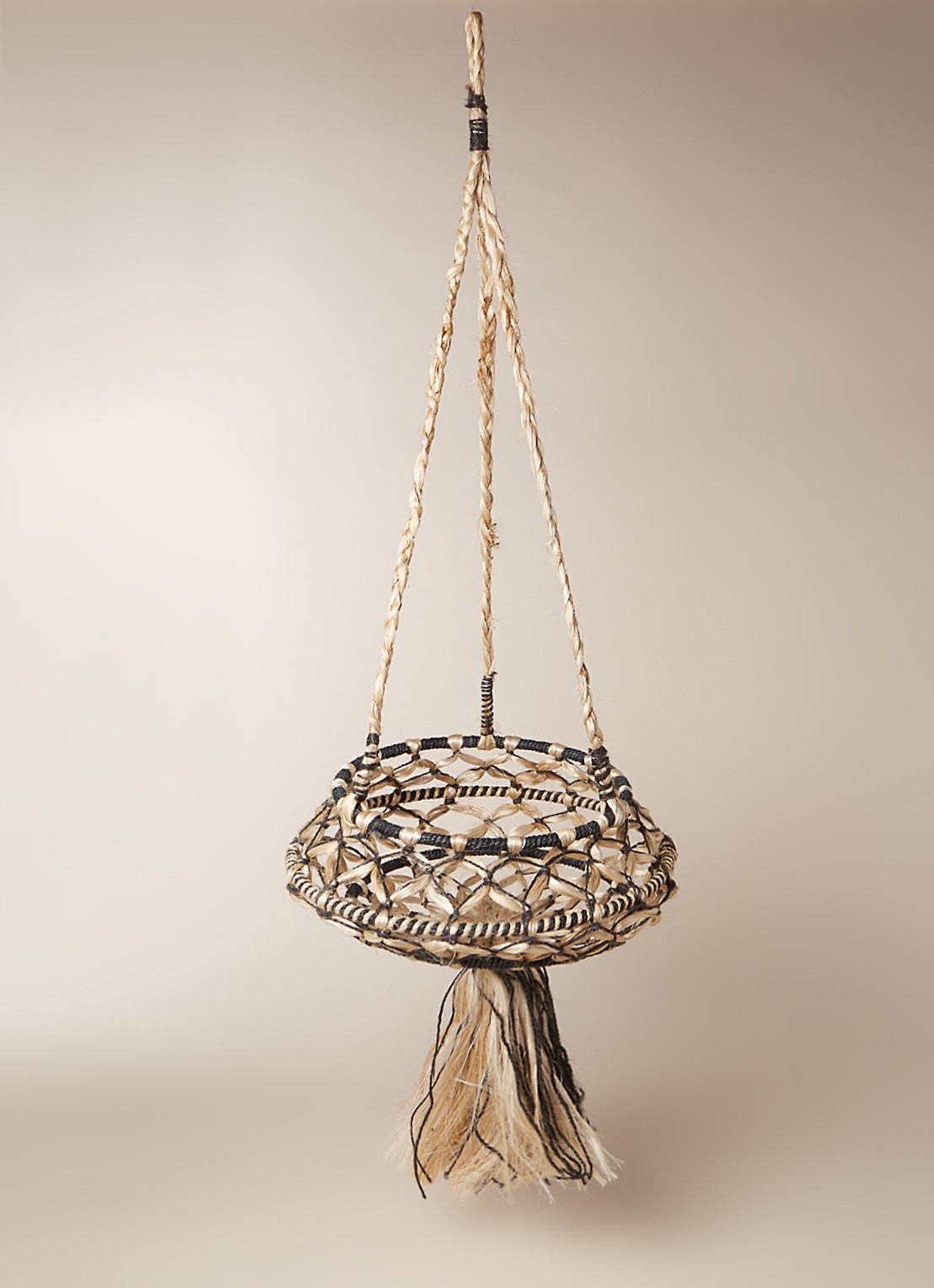 Doing Goods Macramé large plantenhanger Ø27 cm - voorkant 2 beige