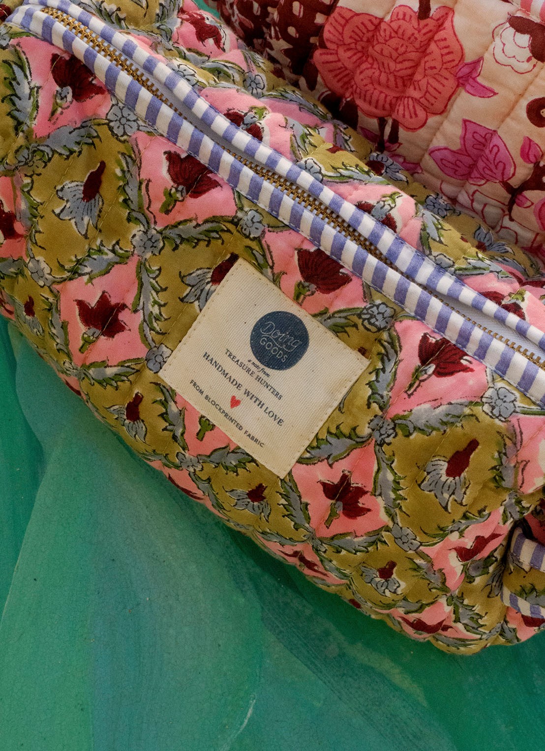 Doing Goods Molly make-up tas - detail 2 roze