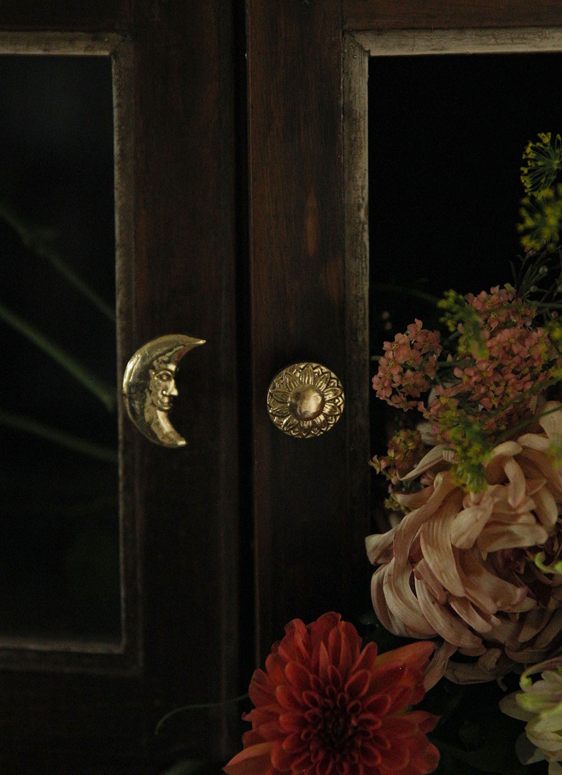 Doing Goods Morgan Moon deurknop- en wandhaak links - detail goud