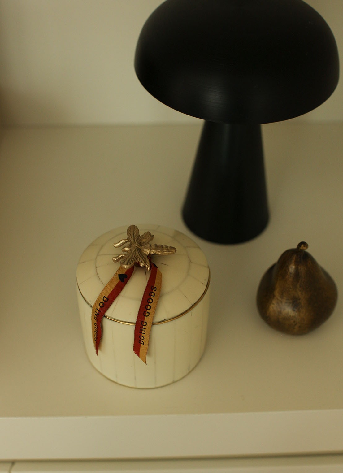 Doing Goods Queen Bee opbergpot 11 cm  - voorkant 2 ivoor
