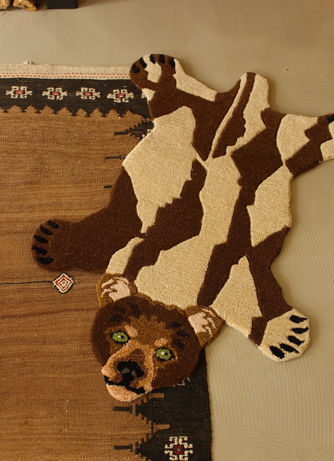 Doing Goods Quin Beer S vloerkleed 92 x 62 cm - detail bruin