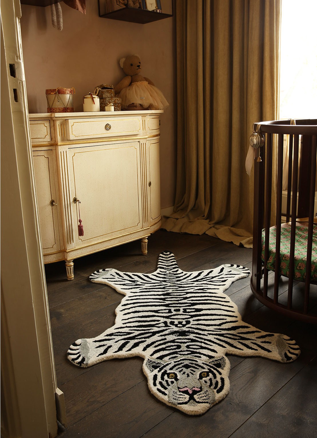 Doing Goods Snowy Tiger Large vloerkleed 150 x 90 cm - voorkant 3 zwart