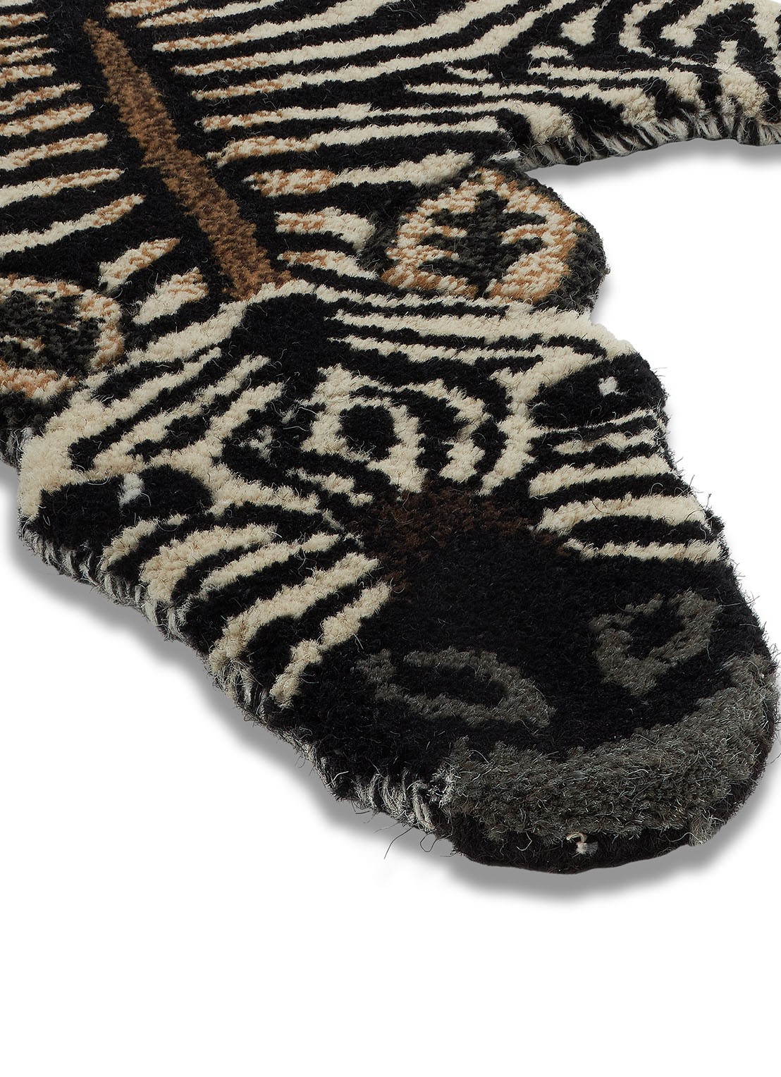 Doing Goods Stripey Zebra vloerkleed 153 x 110 cm - achterkant zwart