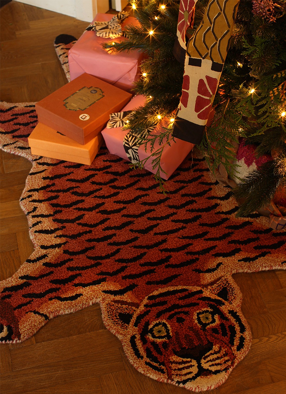 Doing Goods Tula Wijze Tijger vloerkleed - detail 2 steenrood
