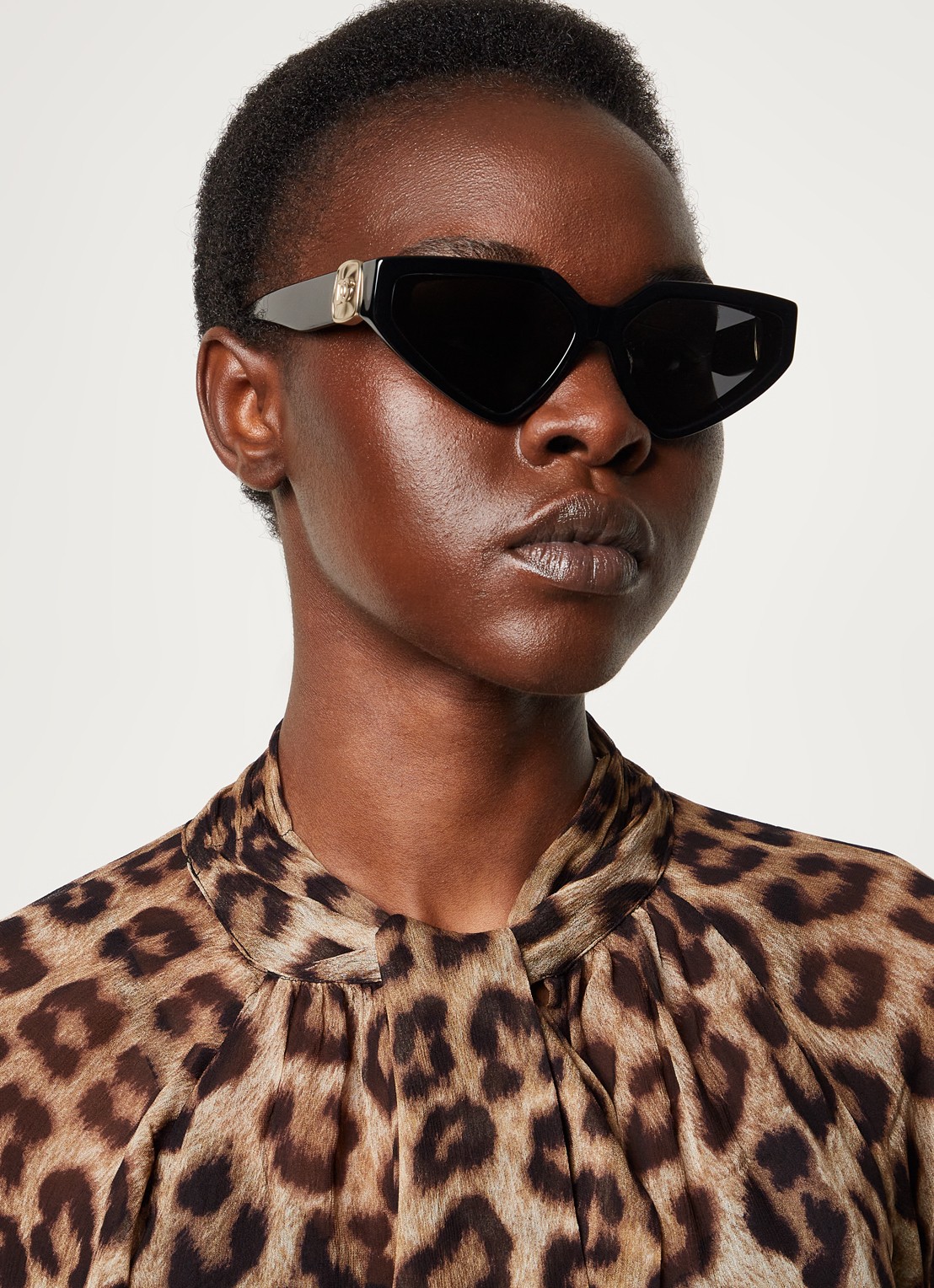 Dolce & Gabbana Cat Eye zonnebril DG4469 - voorkant 5 zwart