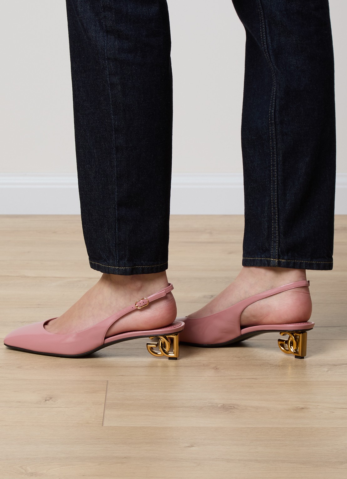Dolce & Gabbana Slingback van kalfsleer met lakfinish - voorkant 2 zalmroze