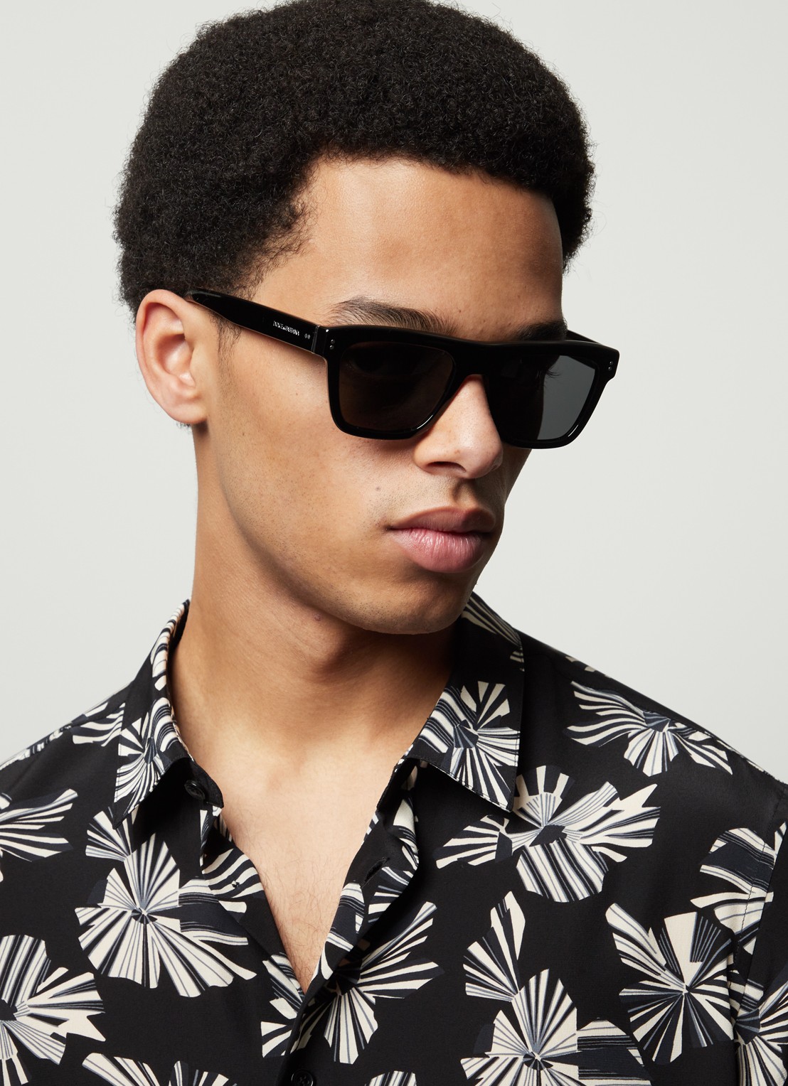 Dolce & Gabbana Wayfarer zonnebril DG4420  - voorkant 3 zwart