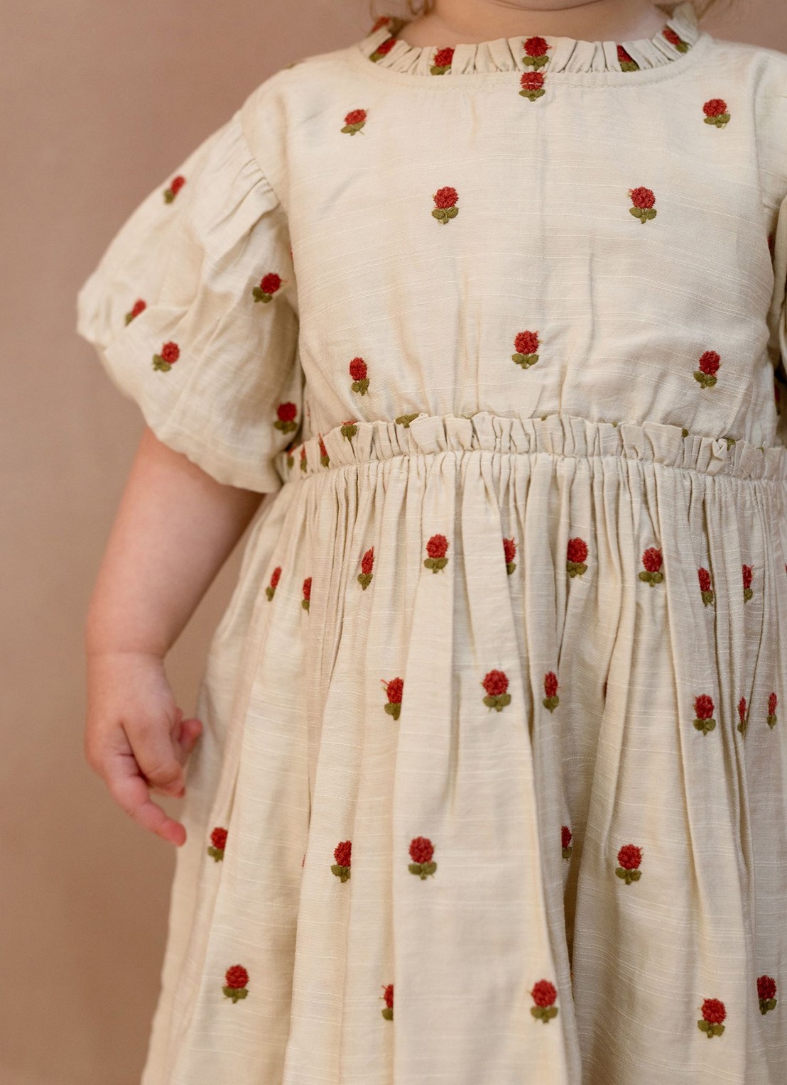 Donsje Amsterdam Camilla Red Roses jurk met pofmouw - voorkant 2 zand