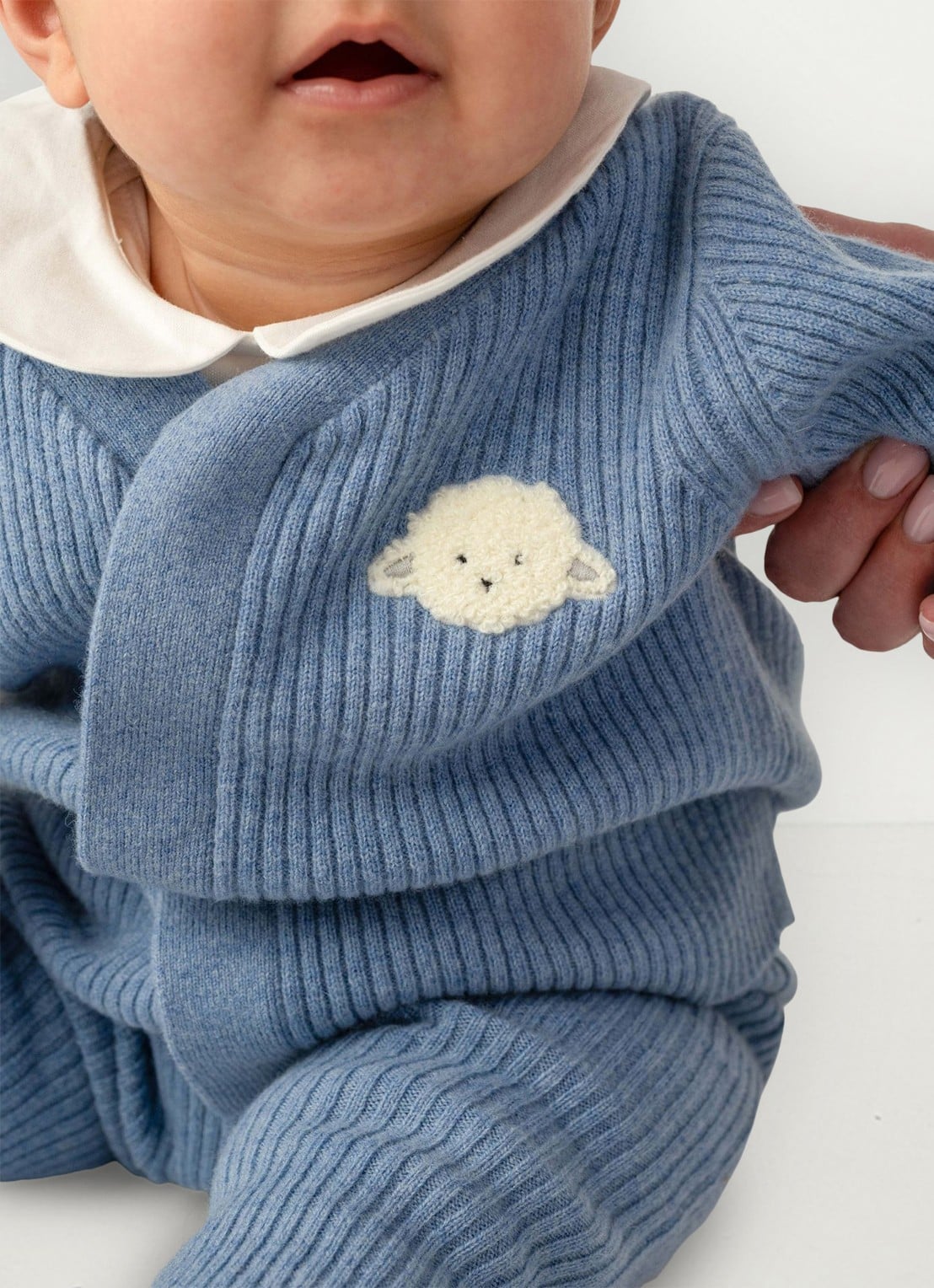 Donsje Amsterdam Fennie ribgebreid vest met borduring - voorkant 2 blauw