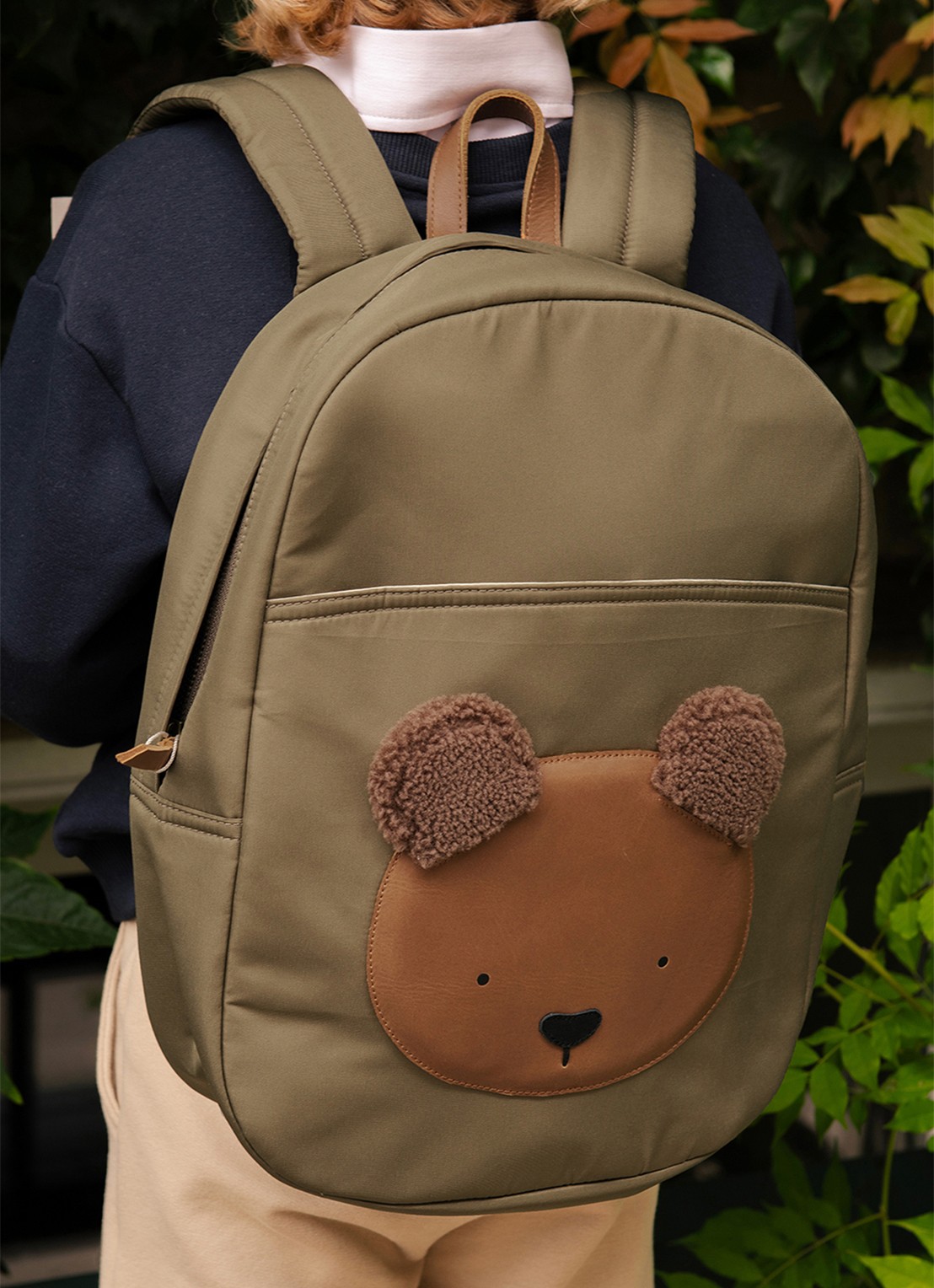 Donsje Amsterdam Pibbe Bear rugzak met leren details - voorkant 3 olijfgroen
