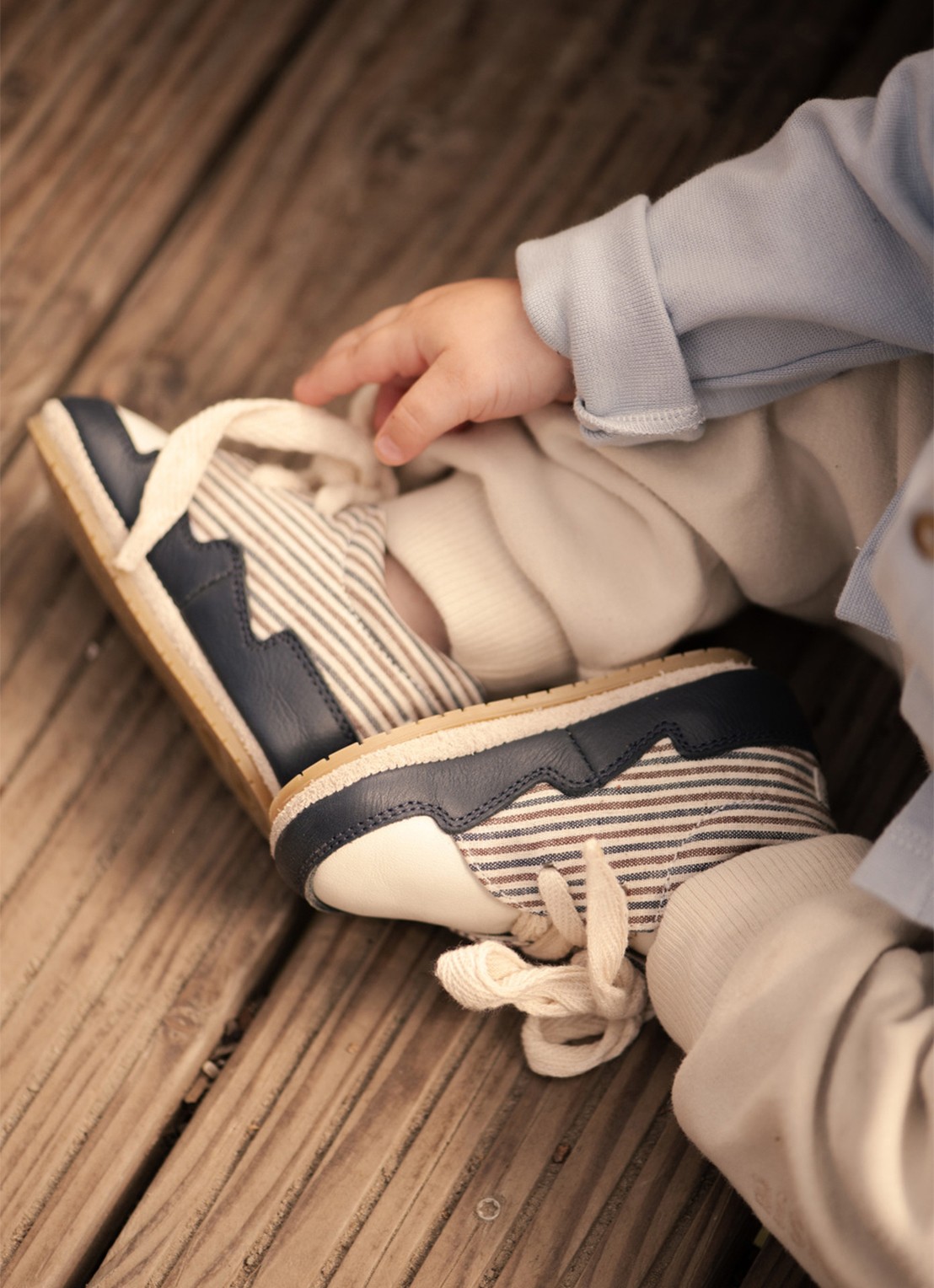 Donsje Amsterdam Pluksel babyschoentje van leer - voorkant 2 donkerblauw