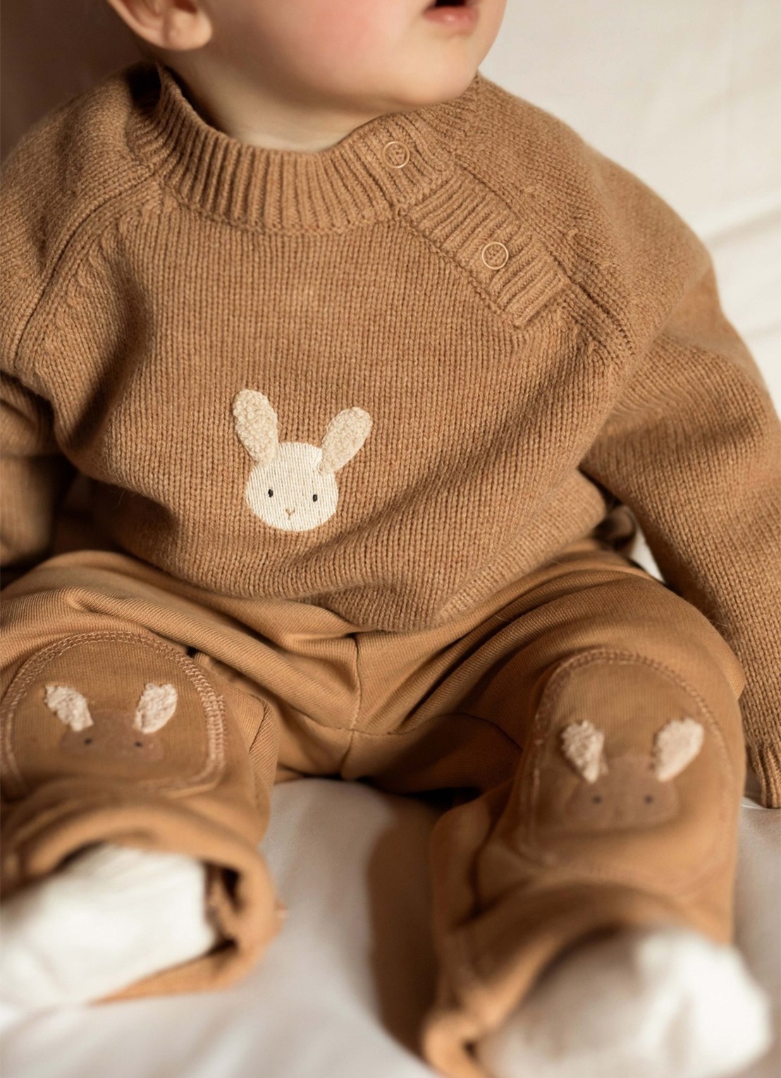 Donsje Amsterdam Sibbe Merino Wool Sweater | Fluffy Bunny - voorkant 2 hazelnootbruin