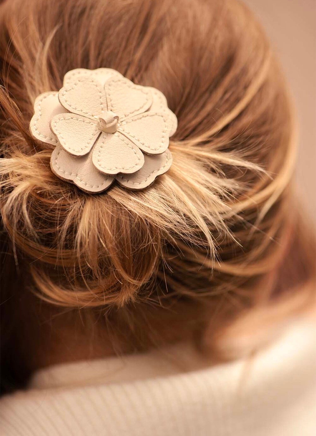 Donsje Amsterdam Zaza Fields White Buttercup haarclip van leer - voorkant 3 ivoor