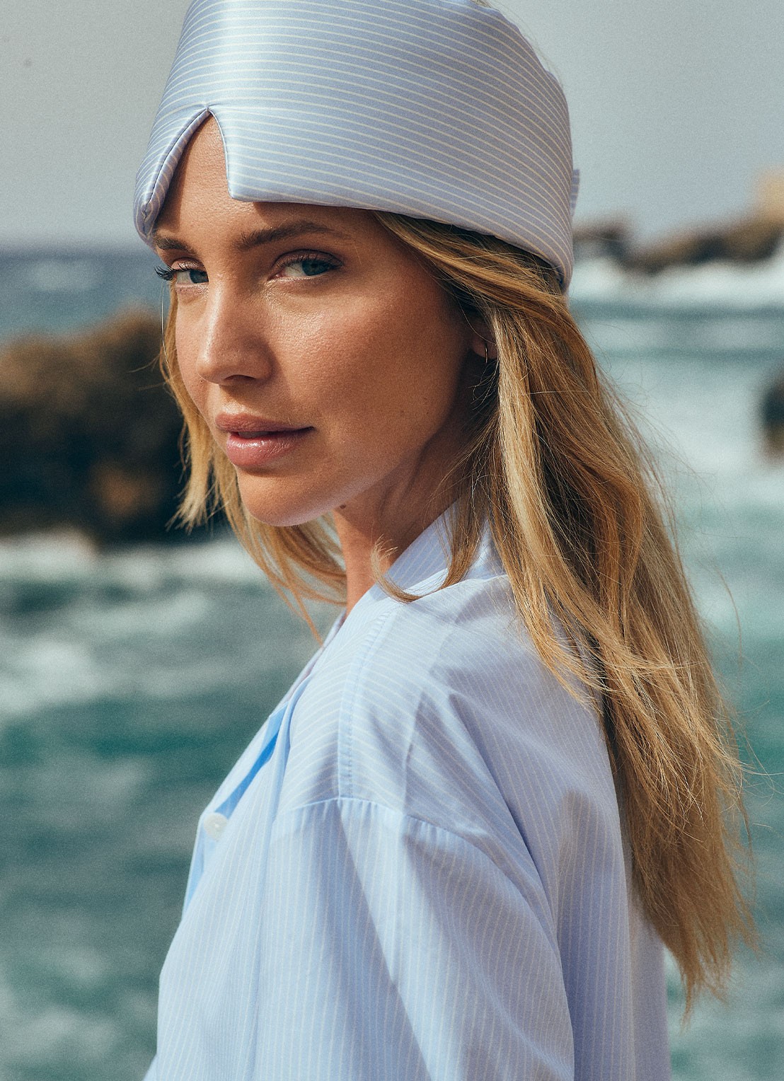 Dore & Rose Deep Sleep Mask - slaapmasker van zijde - detail 3 lichtblauw