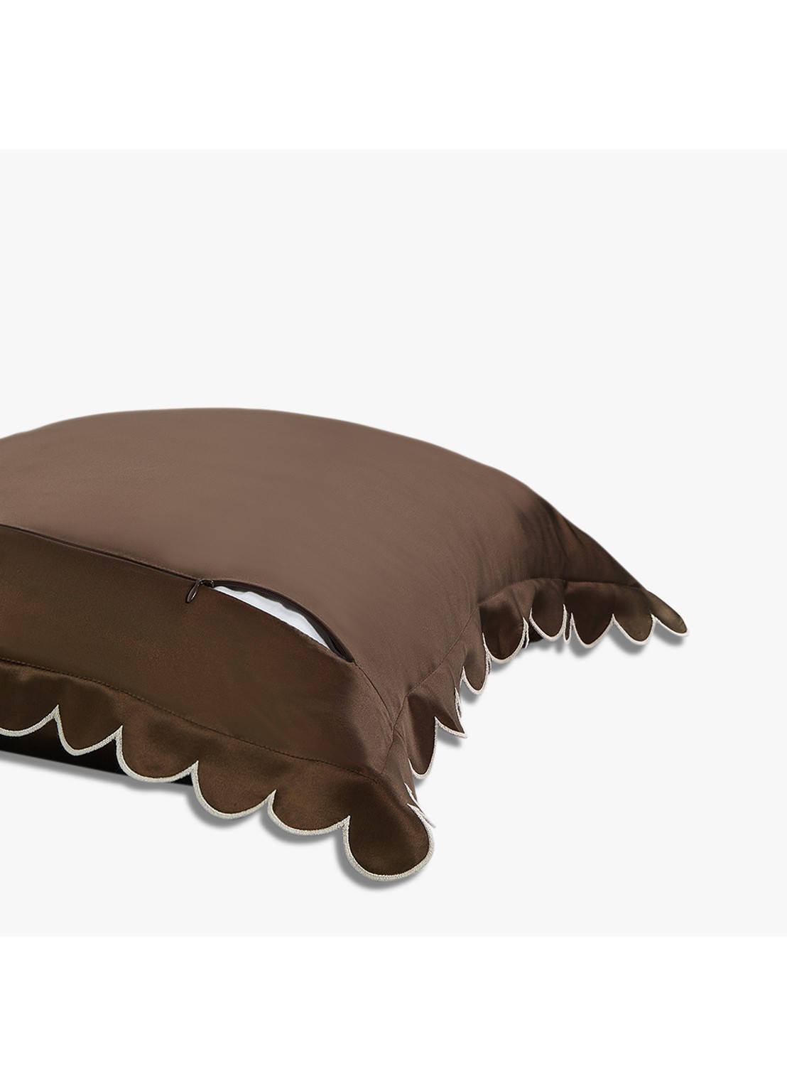 Dore & Rose Scallop Edge Pillowcase - kussensloop - voorkant 2 chocolate au nuit no13