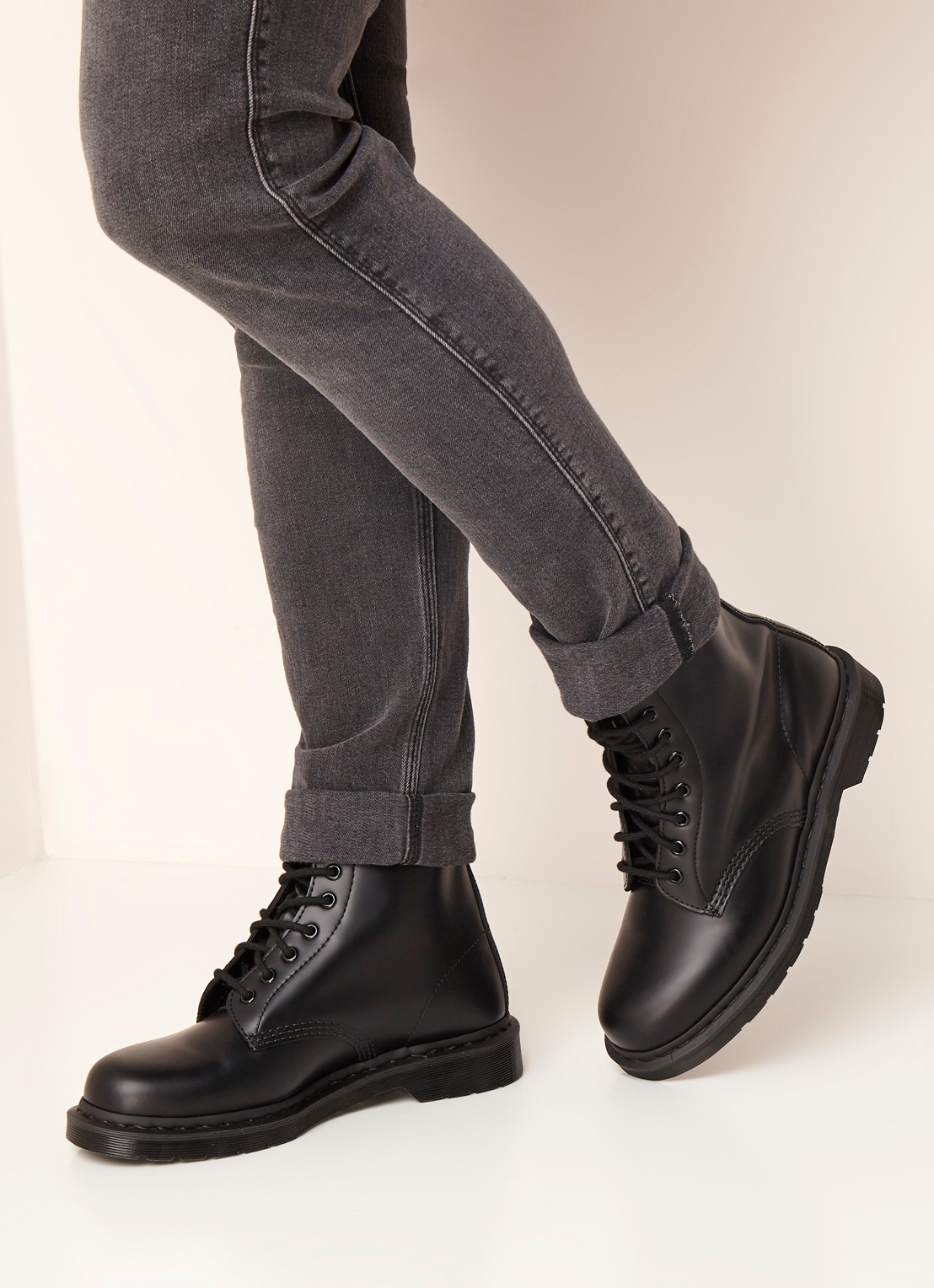Dr. Martens 1460 Mono veterschoen van leer - voorkant 5 zwart