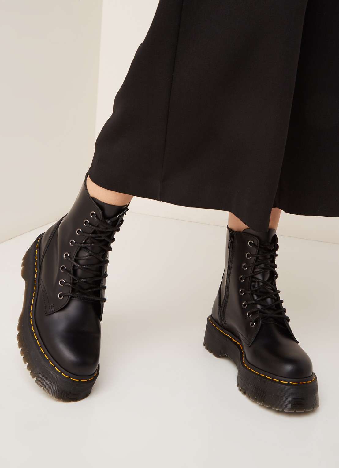 Dr. Martens Jadon biker boot van leer - voorkant 6 zwart