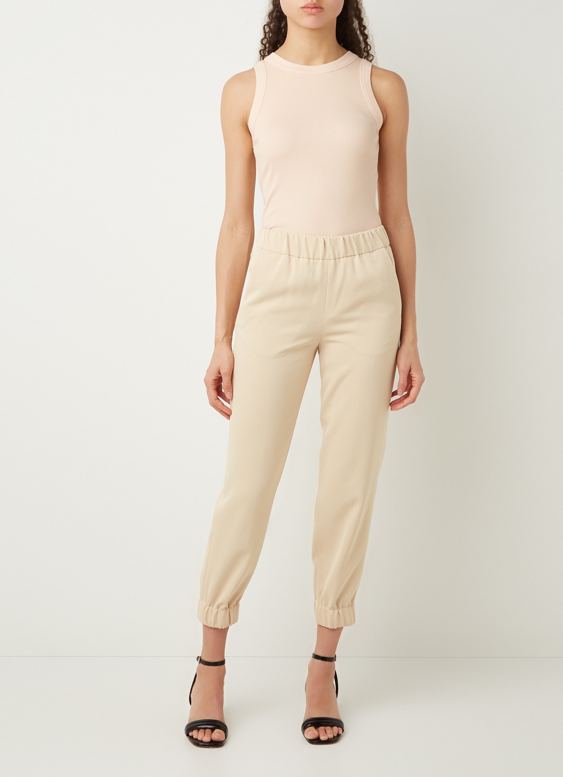 DRYKORN Olina tanktop met ribstructuur - voorkant 3 perzikroze