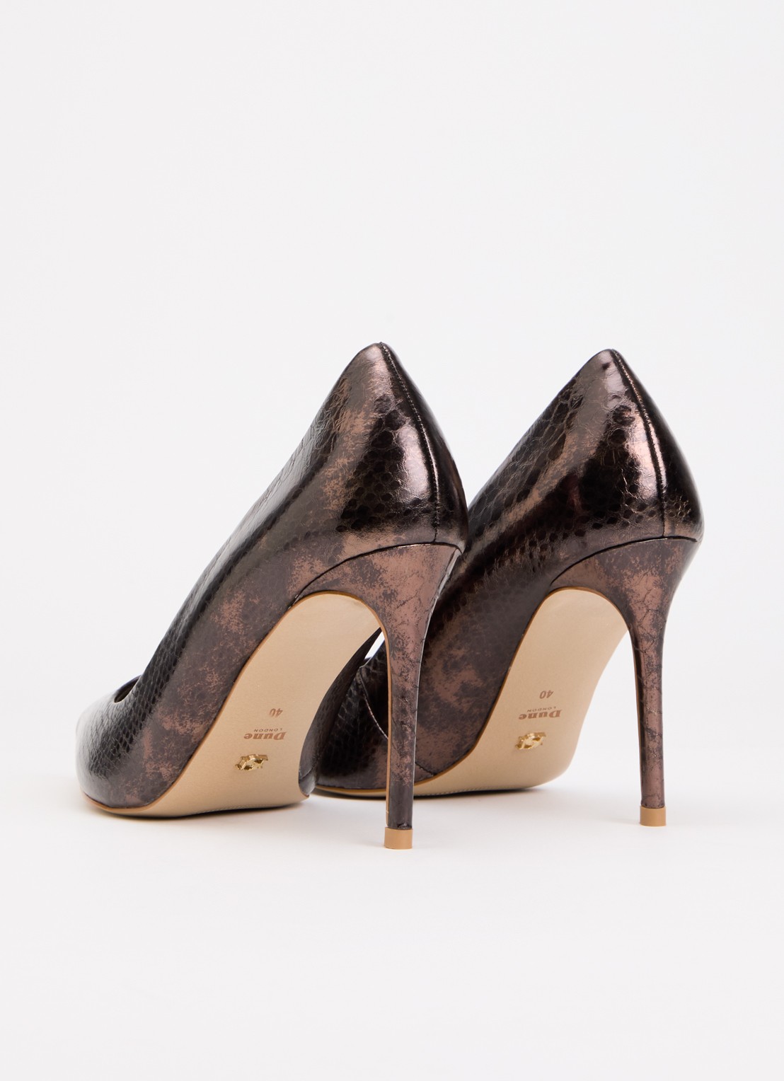 Dune London Assured pump van leer met crocostructuur - achterkant donkerbruin