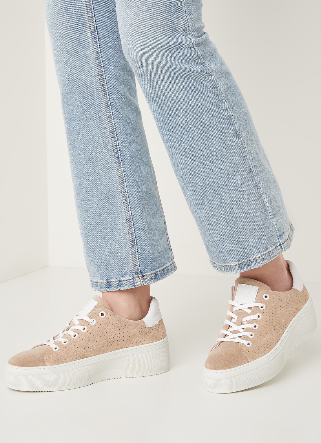 Dune London Electaa sneaker van suède - voorkant 5 donkerbeige