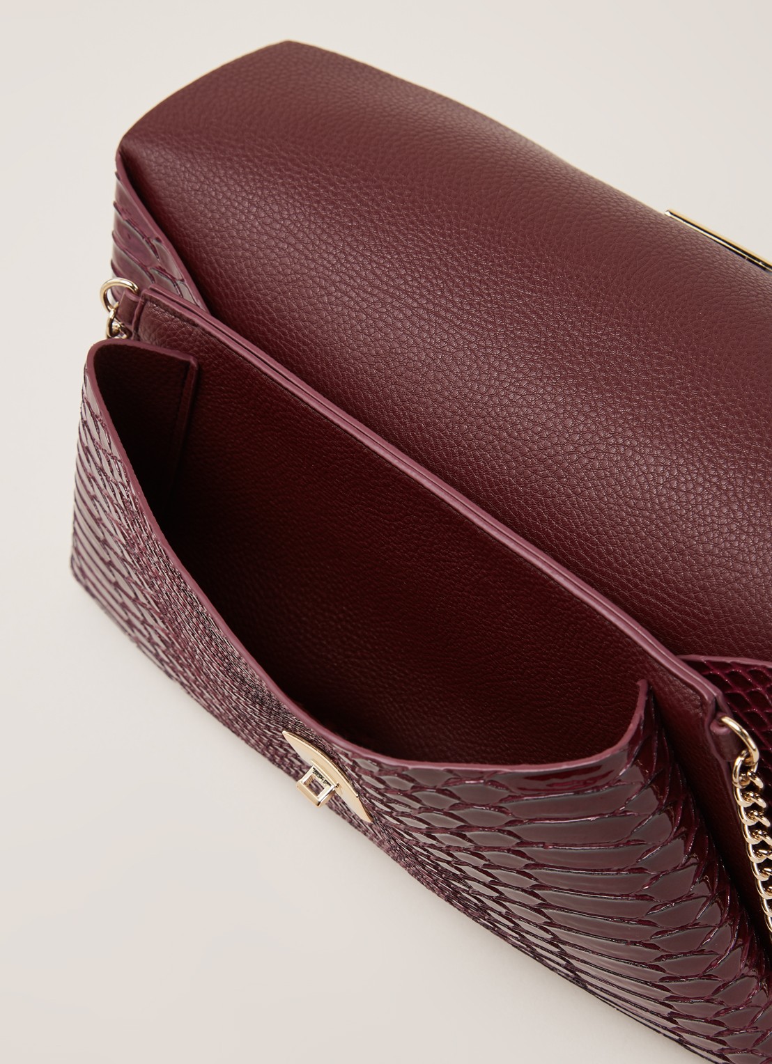 Dune London Envela clutch met crocostructuur - detail 2 aubergine