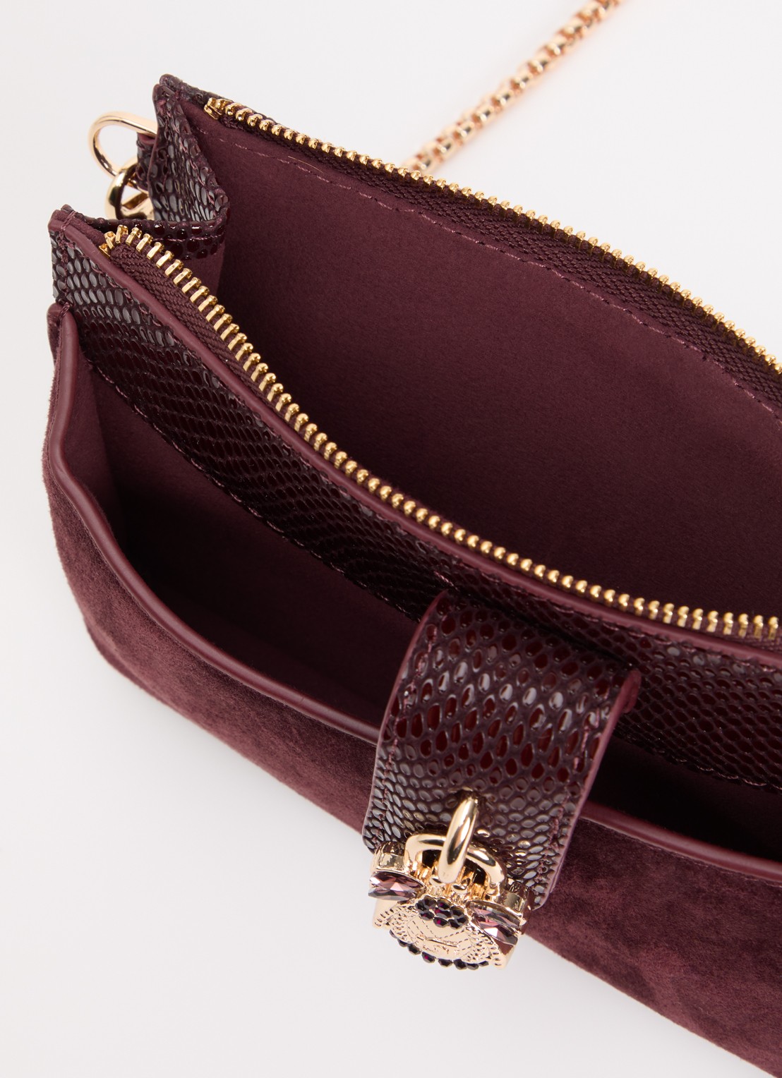 Dune London Kerrie clutch met afneembare schouderriem - detail bordeauxrood