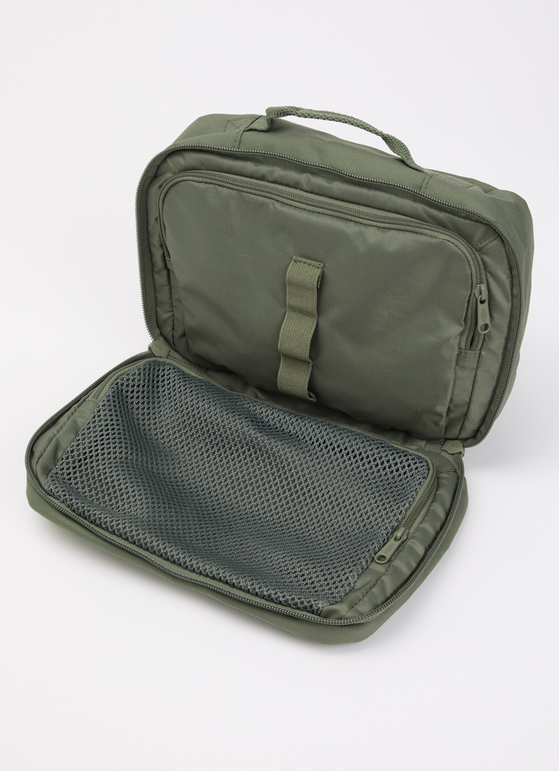 Eastpak Road Kit toilettas met waterafstotende coating - voorkant 2 olijfgroen
