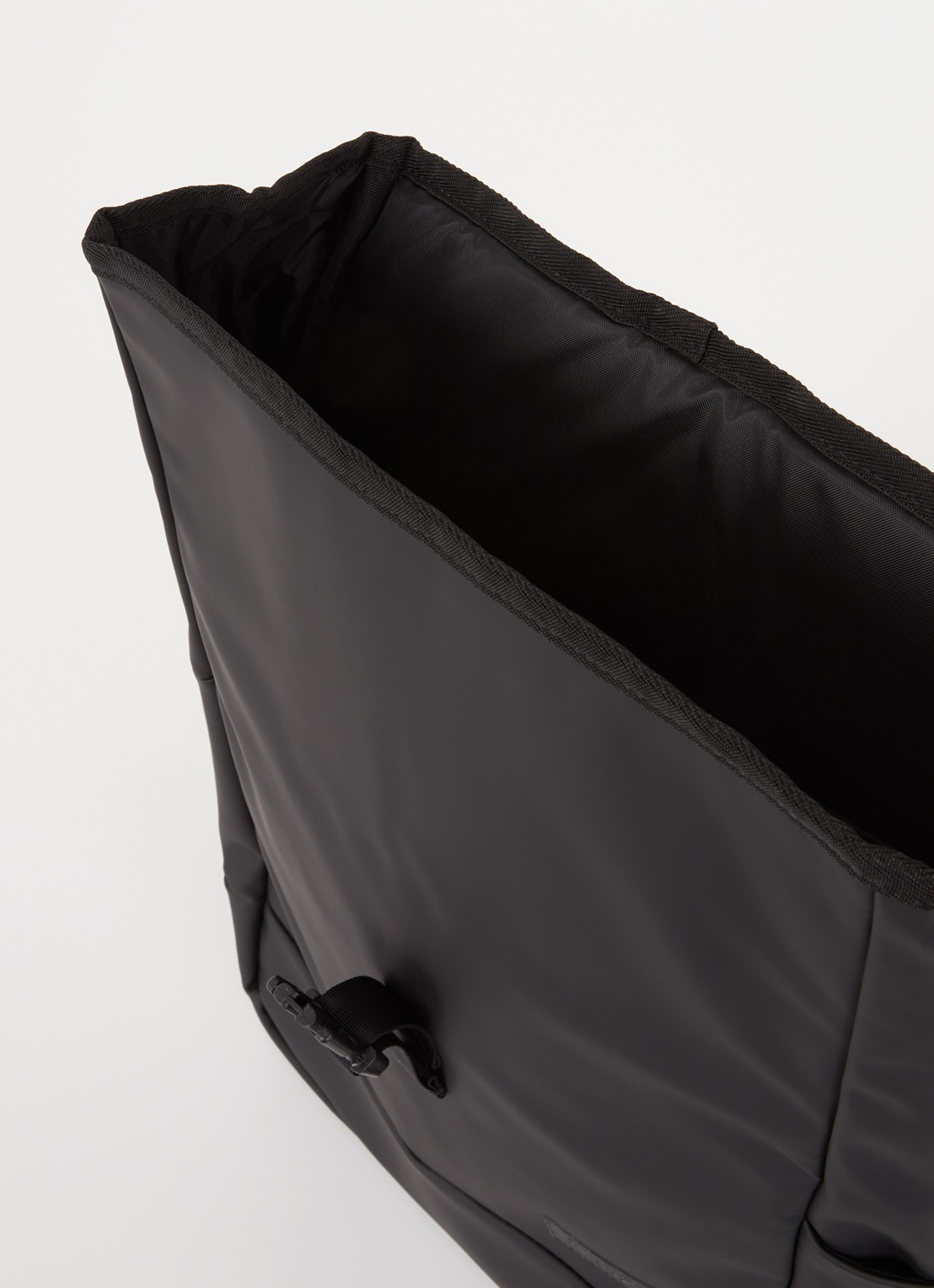 Eastpak Yarin rugzak met 16 inch laptopvak - detail 2 zwart