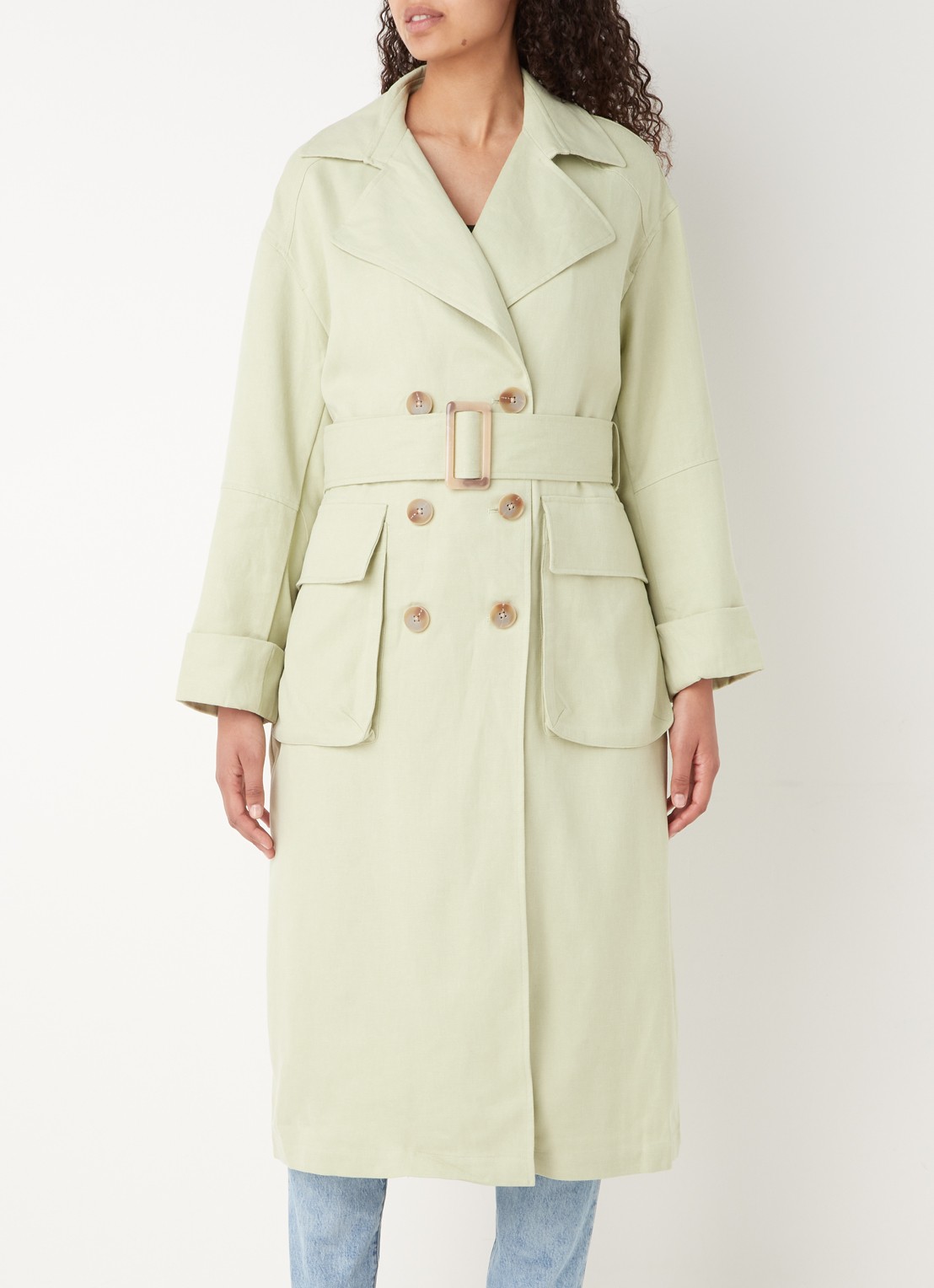 EDITED Giuliana trenchcoat met ceintuur en klepzakken - detail 4 lichtgroen