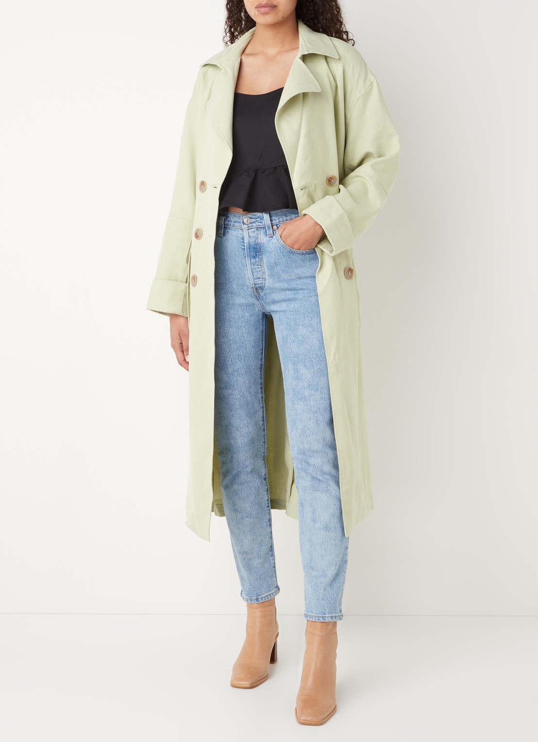 EDITED Giuliana trenchcoat met ceintuur en klepzakken - voorkant 3 lichtgroen